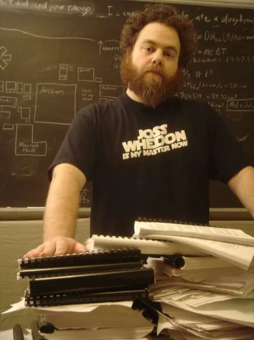 Патрик Ротфусс за работой. Источник blog.patrickrothfuss.com