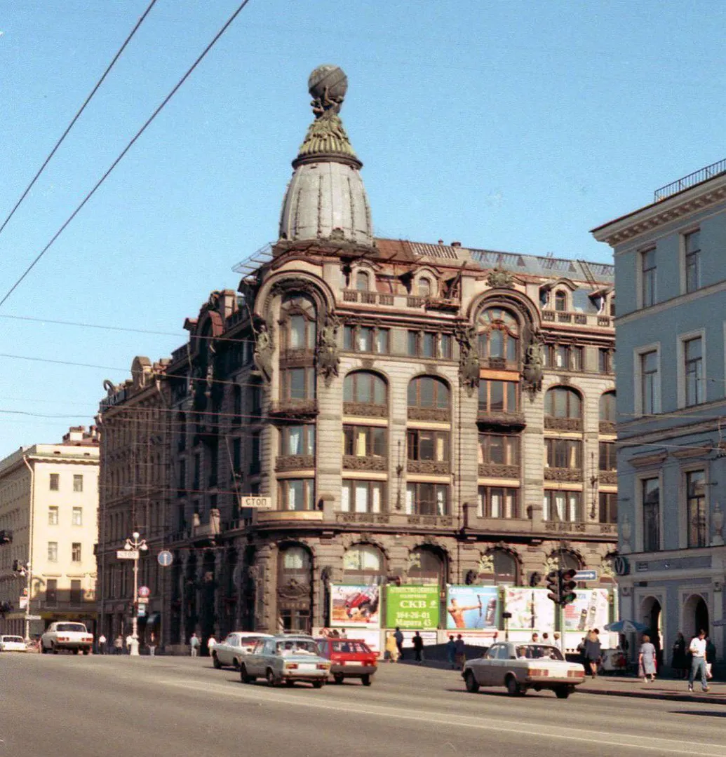 «Дом книги» в 1995 году. Фото: «Петербург| Ретроспектива» «Дом книги» в 1995 году. Фото: «Петербург| Ретроспектива»