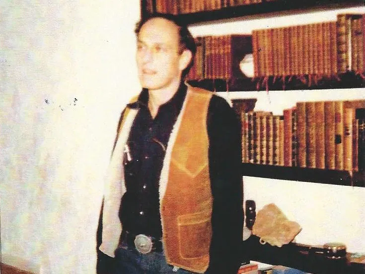 Роджер Желязны в своем доме в Санта-Фе (1982) Роджер Желязны в своем доме в Санта-Фе (1982)