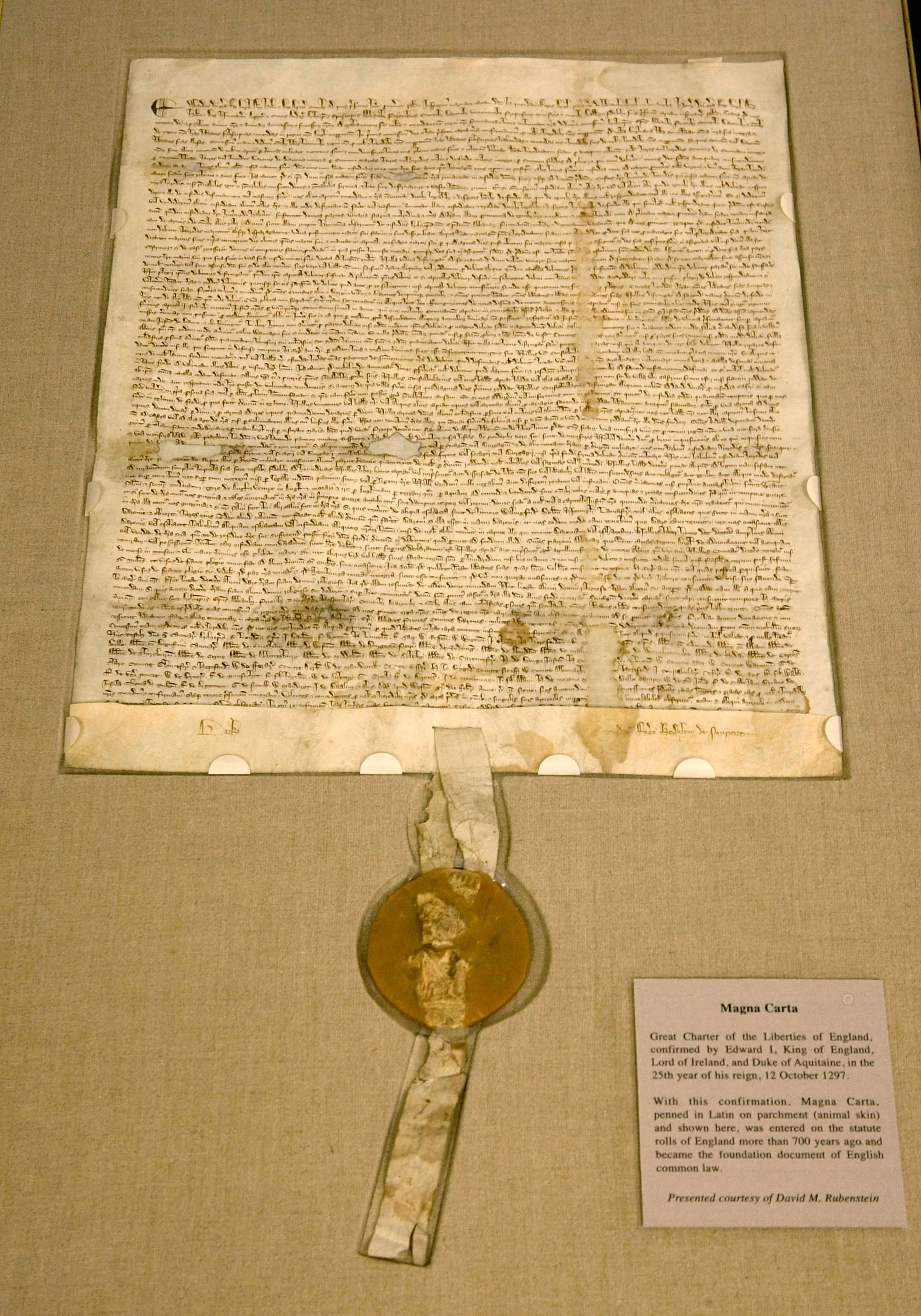 Magna Carta, проданная за сумму в 21 321 000 долларов США на аукционе Sotheby's NY (18 декабря 2007 года). Источник Википедия Magna Carta, проданная за сумму в 21 321 000 долларов США на аукционе Sotheby's NY (18 декабря 2007 года). Источник Википедия